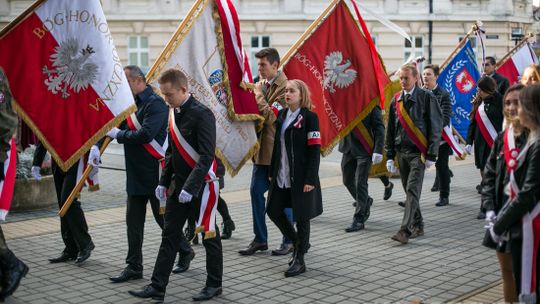 Gorlickie obchody 100. rocznicy odzyskania przez Polskę niepodległości. O godzinie 12.00 wybrzmiał hymn.