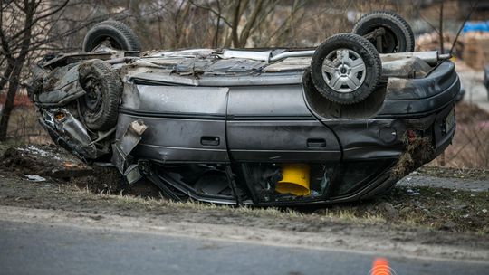 Ropica Górna: opel uderzył w betonowy przepust, dwie osoby ranne