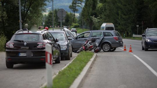 Kolizja motocykla i osobówki w Szymbarku. Jedna osoba poszkodowana (aktualizacja)