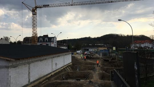 Wylewają beton pod fundamenty przyszłej galerii. Jak duży będzie budynek?