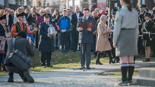 Gorlickie obchody 100. rocznicy odzyskania przez Polskę niepodległości. O godzinie 12.00 wybrzmiał hymn.