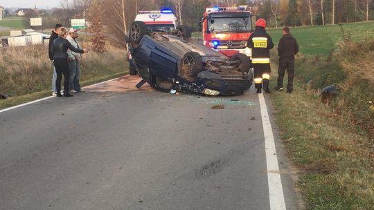 Dominikowice. Ford zakończył jazdę na dachu. [zdjęcia]