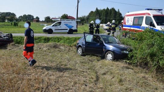 Zderzenie pojazdów w Dominikowicach. Jeden z nich dachował.