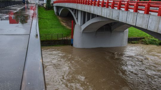 Poziom wody rośnie, system śpi. Deszcz ma padać jeszcze kilka dni (aktualizacja)