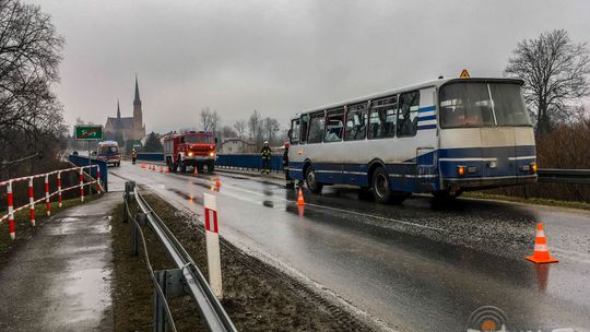 Zderzenie autobusu z przyczepą ciężarówki