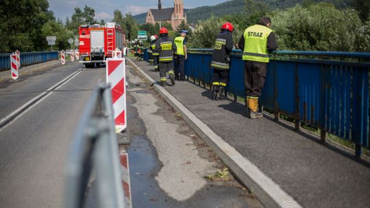 Siary. Samochód spadł z mostu na dach.