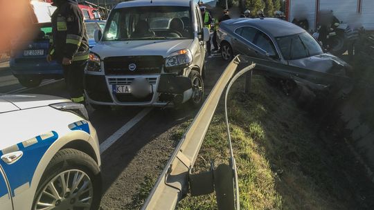 Ropica Polska. Volvo przełamało bariery zabezpieczające.