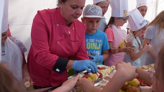 Dzień Strażaka w Sękowej: Kevin Aiston kucharzył razem z dzieciakami, a druhowie przeciagali linę, by wygrać beczkę piwa