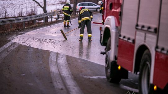 Błoto na drodze, opel na dachu