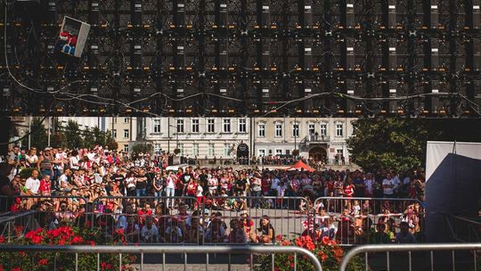 Na gorlickim Rynku zrobiło się biało-czerwono. Razem kibicujemy naszym! (ZDJĘCIA)