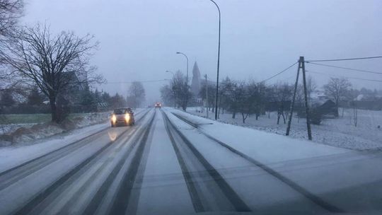 Intensywne opady śniegu i zamiecie śnieżne. Trudne warunki na drogach Gorlickiego. [ZDJĘCIA]