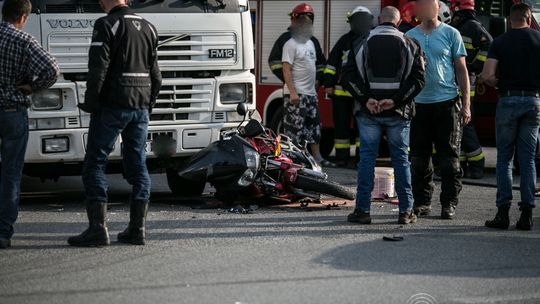 Ropa. Zderzenie motocykla z osobówką. Jedna osoba ranna.