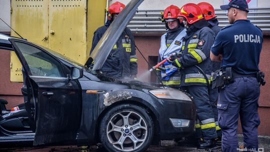 Pożar samochodu, kolizje i potrącenie pijanego