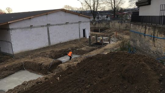 Wylewają beton pod fundamenty przyszłej galerii. Jak duży będzie budynek?