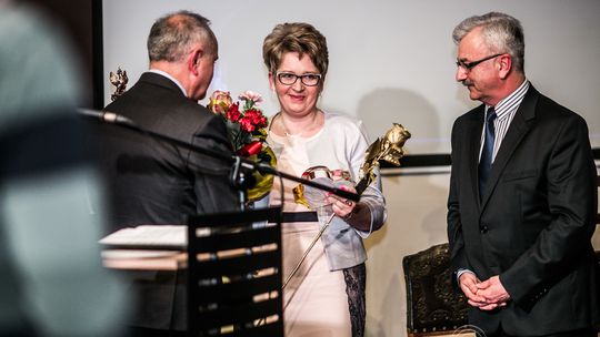 Iwona Budziak ze statuetką Pro Publico Bono