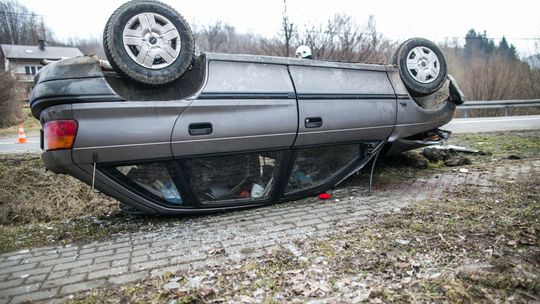 Ropica Górna: opel uderzył w betonowy przepust, dwie osoby ranne