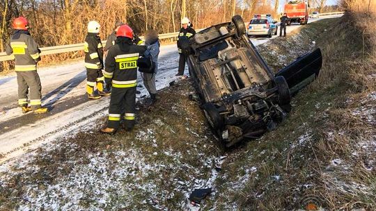 Szklanka na zjeździe z Kwiatonowic, samochód w rowie (AKTUALIZACJA)