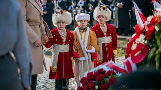 Gorlickie obchody 100. rocznicy odzyskania przez Polskę niepodległości. O godzinie 12.00 wybrzmiał hymn.