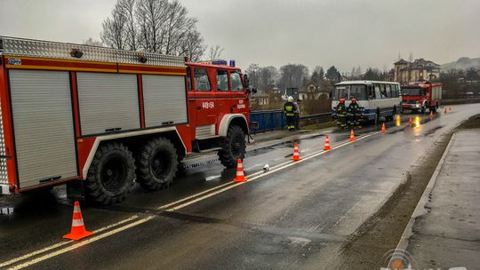 Zderzenie autobusu z przyczepą ciężarówki