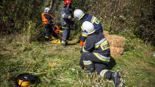 Strażacy z całego powiatu interweniowali „na wodociągach” w Ropicy Polskiej. Ćwiczono wiele wariantów.