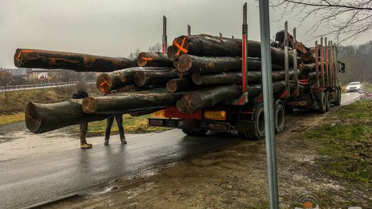 Zderzenie autobusu z przyczepą ciężarówki