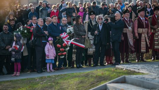 Gorlickie obchody 100. rocznicy odzyskania przez Polskę niepodległości. O godzinie 12.00 wybrzmiał hymn.