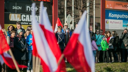 Gorlickie obchody 100. rocznicy odzyskania przez Polskę niepodległości. O godzinie 12.00 wybrzmiał hymn.