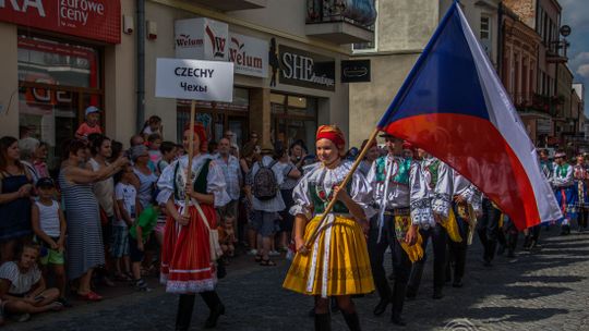 Rozpoczyna się Festiwal Świat pod Kyczerą. Gorlickim deptakiem przeszedł barwny korowód.