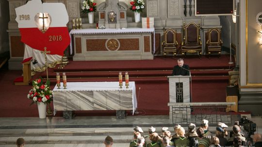 Gorlickie obchody 100. rocznicy odzyskania przez Polskę niepodległości. O godzinie 12.00 wybrzmiał hymn.