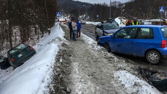 Ropica Górna: zderzenie volkswagena i audi AKTUALIZACJA