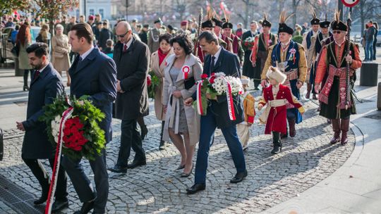 Gorlickie obchody 100. rocznicy odzyskania przez Polskę niepodległości. O godzinie 12.00 wybrzmiał hymn.