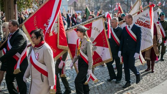 Gorlickie obchody 100. rocznicy odzyskania przez Polskę niepodległości. O godzinie 12.00 wybrzmiał hymn.