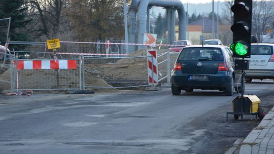 Rozsypane kamienie uszkadzają szyby aut