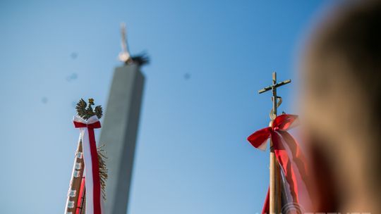 Gorlickie obchody 100. rocznicy odzyskania przez Polskę niepodległości. O godzinie 12.00 wybrzmiał hymn.