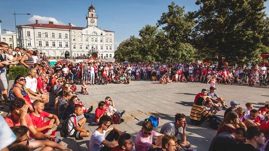 Na gorlickim Rynku zrobiło się biało-czerwono. Razem kibicujemy naszym! (ZDJĘCIA)