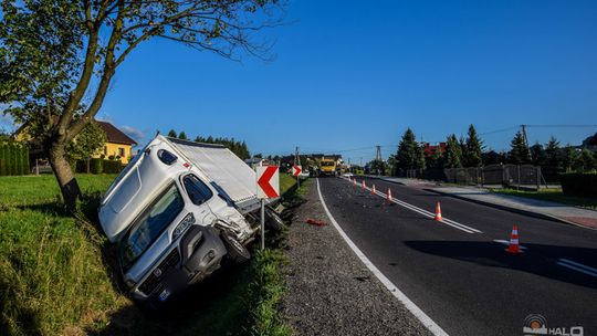 Zderzenie dostawczaka z osobówką