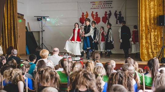 Szkolne zespoły taneczne z Gorlickiego wystąpiły na jednej scenie. Podsumowanie przeglądu „Radość Dzieciom”.