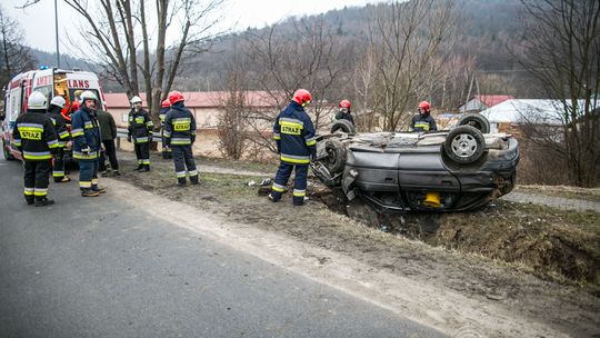 Ropica Górna: opel uderzył w betonowy przepust, dwie osoby ranne