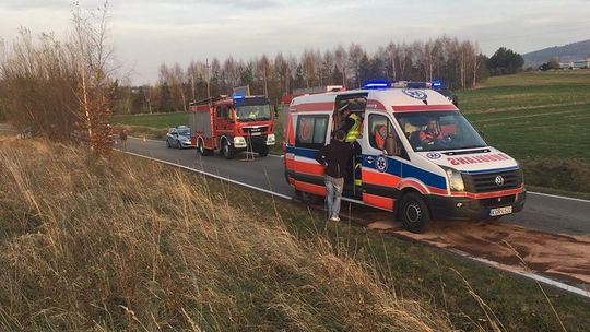 Dominikowice. Ford zakończył jazdę na dachu. [zdjęcia]