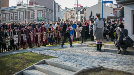 Gorlickie obchody 100. rocznicy odzyskania przez Polskę niepodległości. O godzinie 12.00 wybrzmiał hymn.