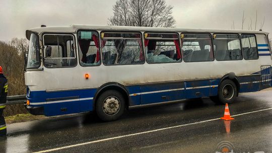 Zderzenie autobusu z przyczepą ciężarówki