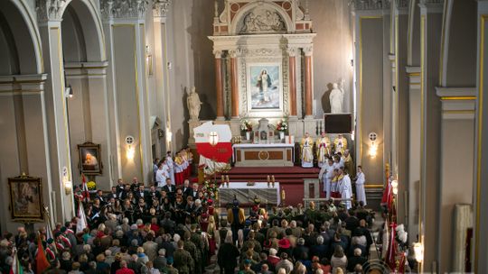 Gorlickie obchody 100. rocznicy odzyskania przez Polskę niepodległości. O godzinie 12.00 wybrzmiał hymn.