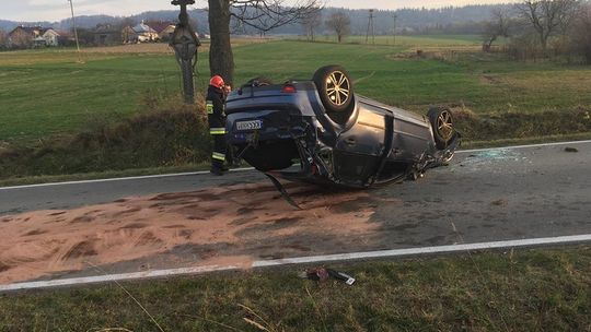 Dominikowice. Ford zakończył jazdę na dachu. [zdjęcia]