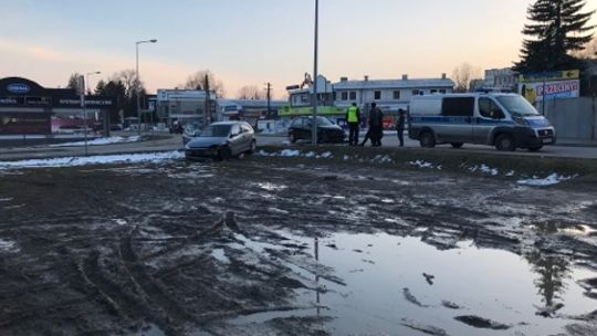 Zderzenie opla i volkswagena, dwie osoby poszkodowane