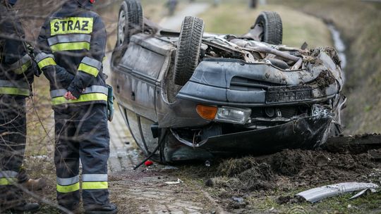 Ropica Górna: opel uderzył w betonowy przepust, dwie osoby ranne