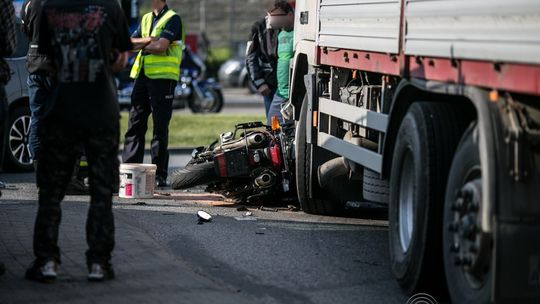 Ropa. Zderzenie motocykla z osobówką. Jedna osoba ranna.