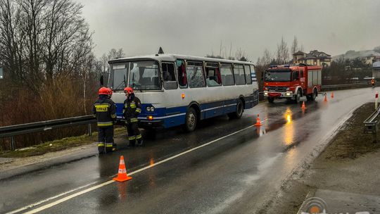 Zderzenie autobusu z przyczepą ciężarówki