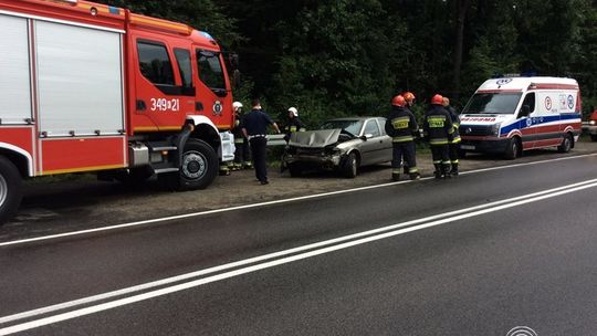 Opel uderzył w bariery