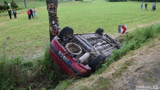 Peugeot na dachu w Rożnowicach (AKTUALIZACJA)