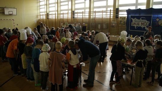 Program "Śniadanie daje moc" w Zespole Szkół w Ropicy Polskiej